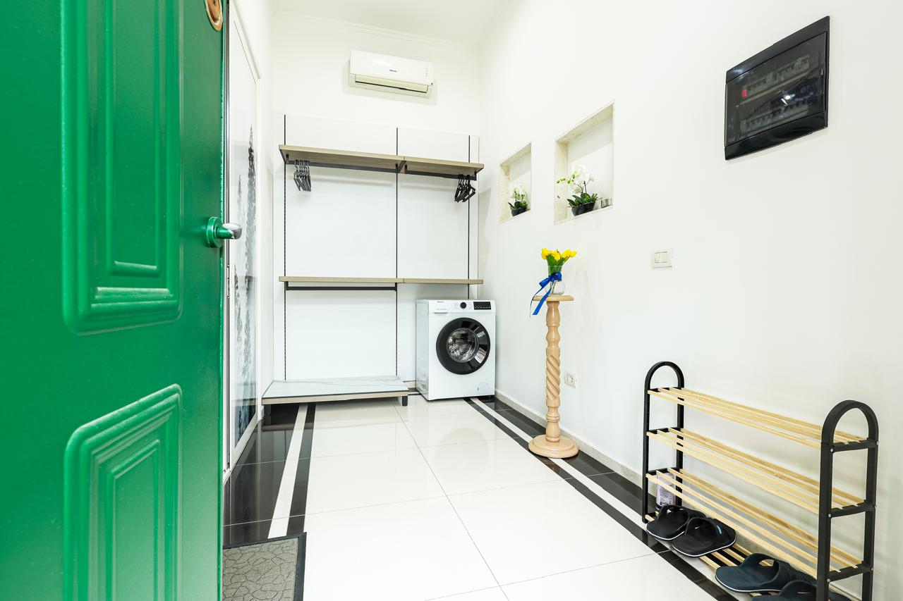 Ground-floor studio on the boulevard, Durrës