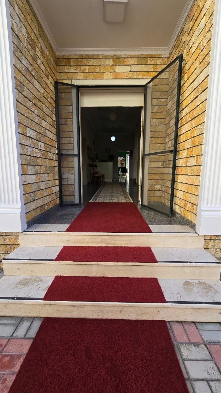 Hotel pranë detit — biznes aktiv + tokë