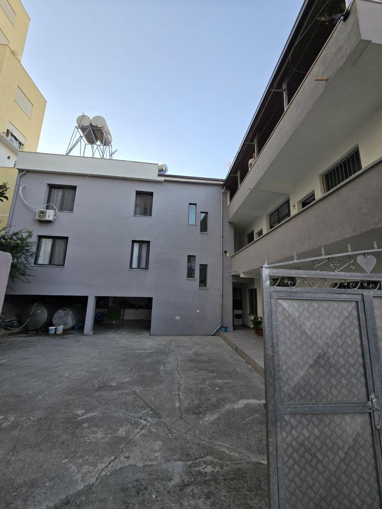 Casa con 12 stanze, Durrës, 409 m², Centro città, Durazzo