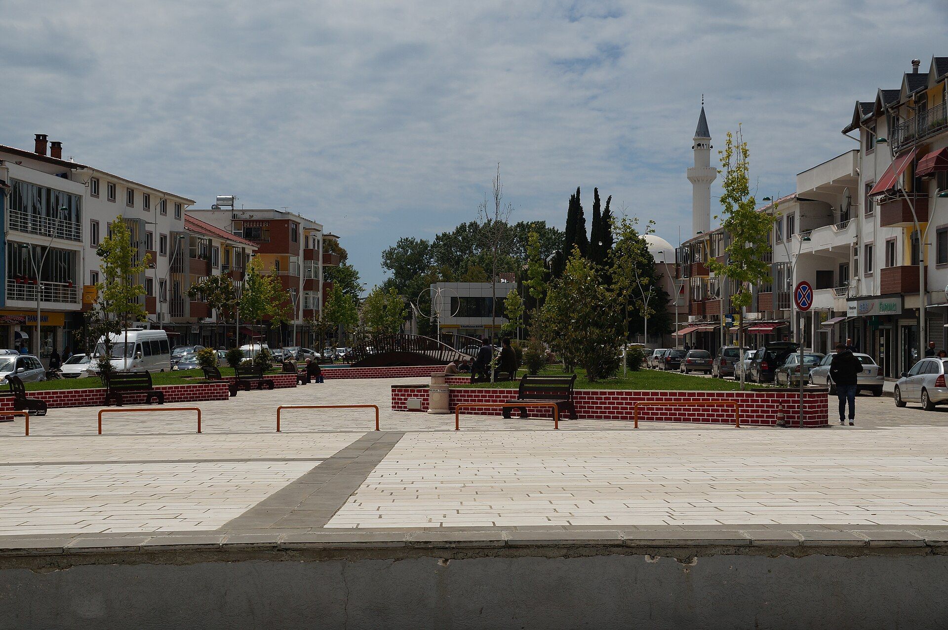 The central square of Shijak with the mosque behind, Albania — albinfo