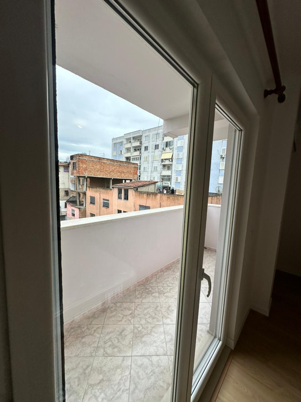 Shitet Apartament 3+1 | Tek Markata, Durrës