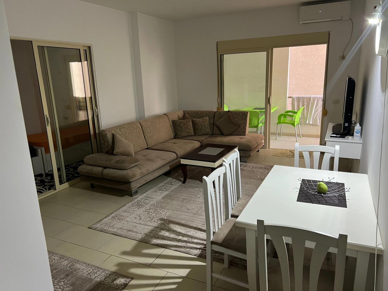 1+1 с балконом, Саранда, 70 м²