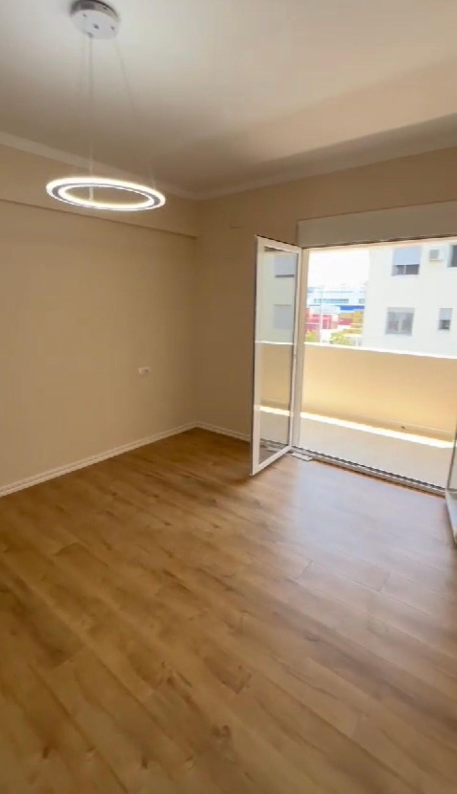 2+1 with balcony, centre near the port, 100 m², City Center, Durres