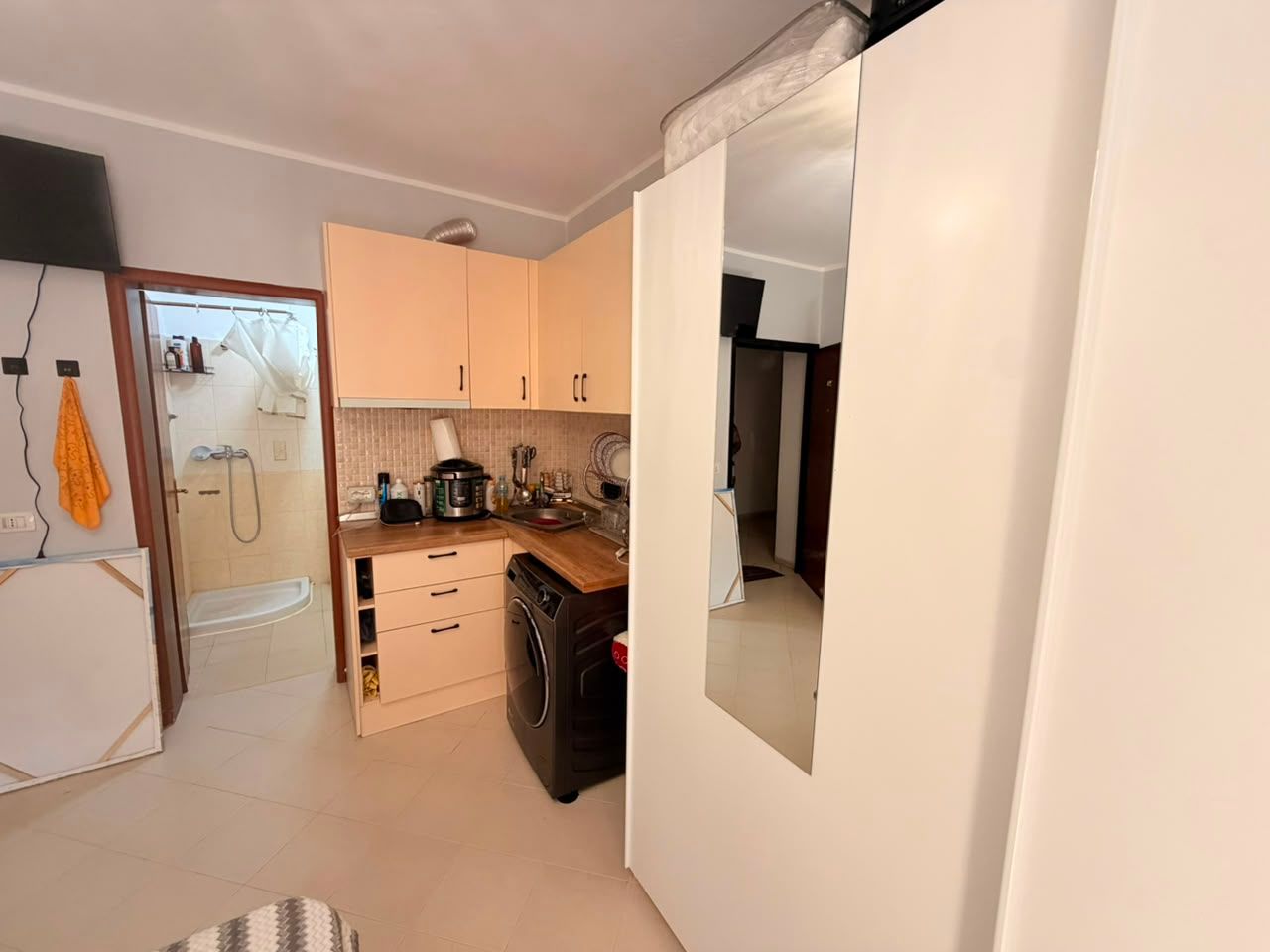 Studio on the second floor, Shkëmbi i Kavajës