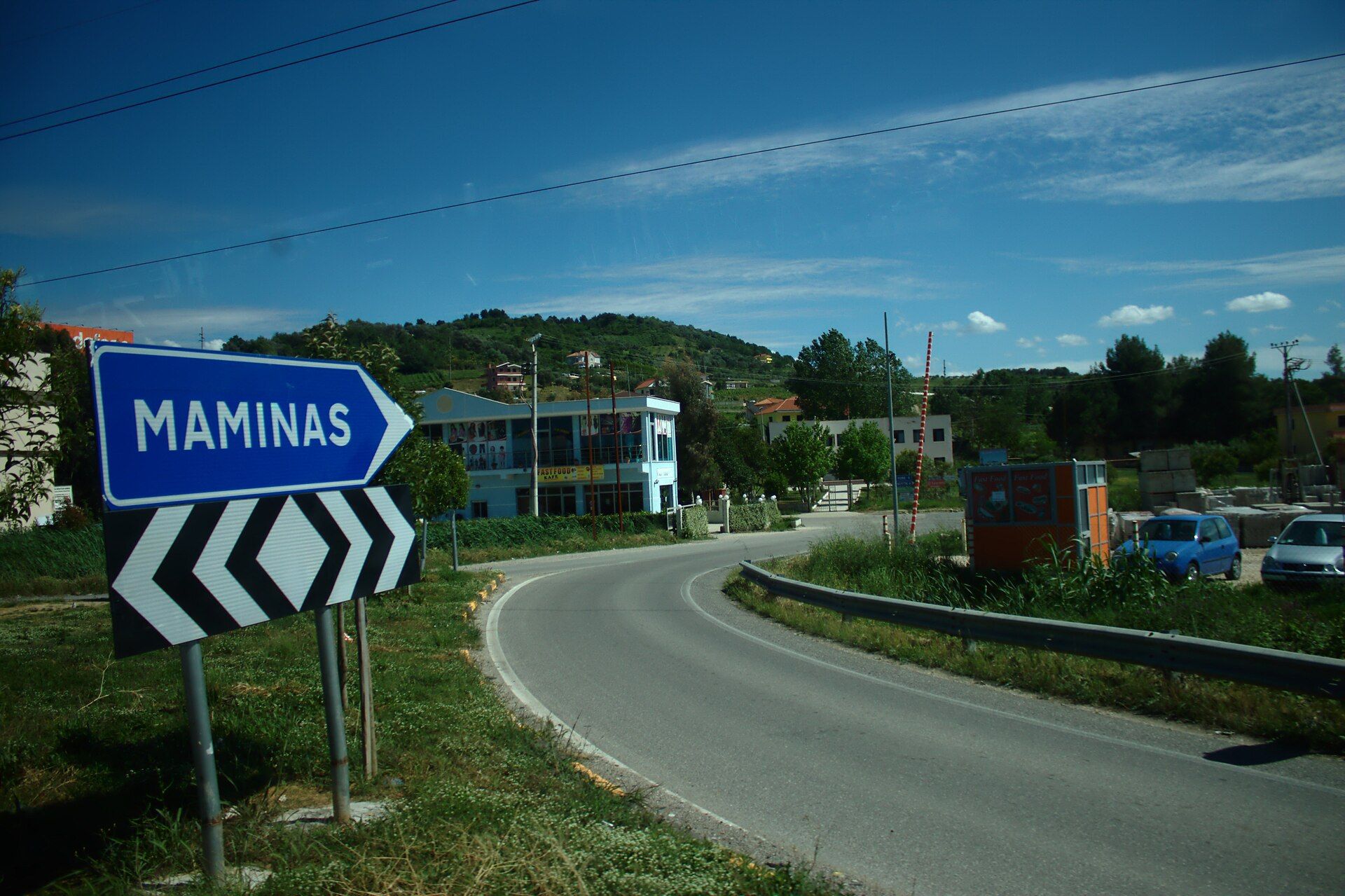The road junction into Maminas, Shijak, Albania — Aktron (Wikimedia Commons)