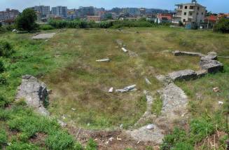Ruins of the early Christian basilica of St Michael in Arapaj, with apartment blocks behind, Durrës — Pasztilla aka Attila Terbócs