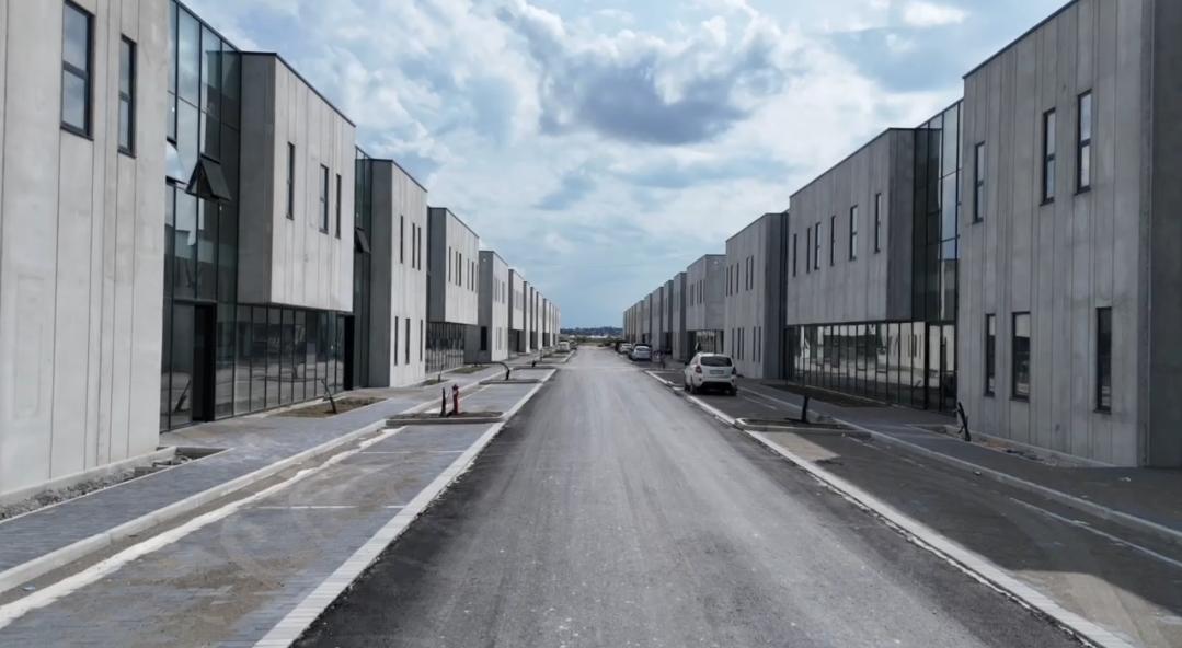 Shitet / Jepet me Qira Kapanon + Zyra | Investim Industrial | Sektor Rinia, Durrës