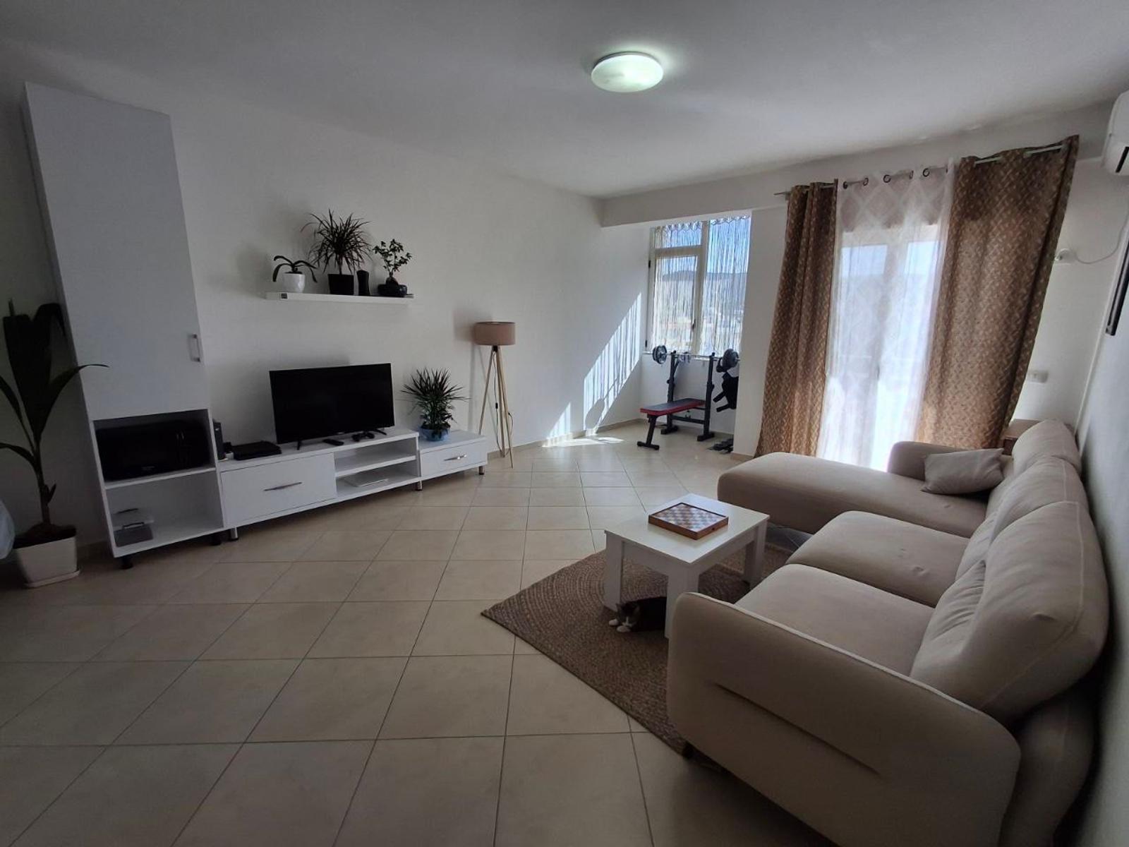 1+1 з двома балконами, Вльора, 84 м²