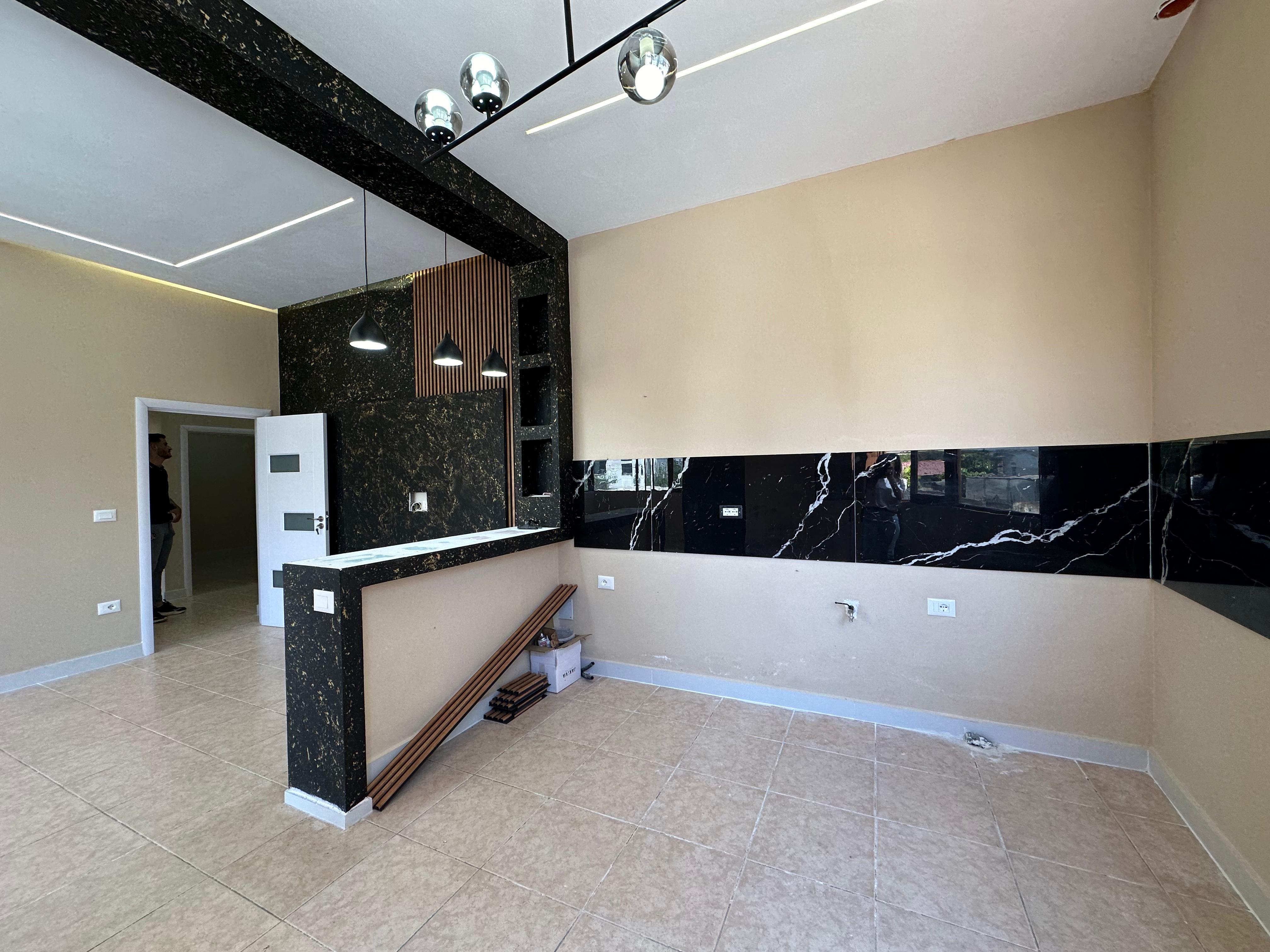 Shitet, Apartament 3+1, pranë Shkollës "Bajram Curri" Plazh.