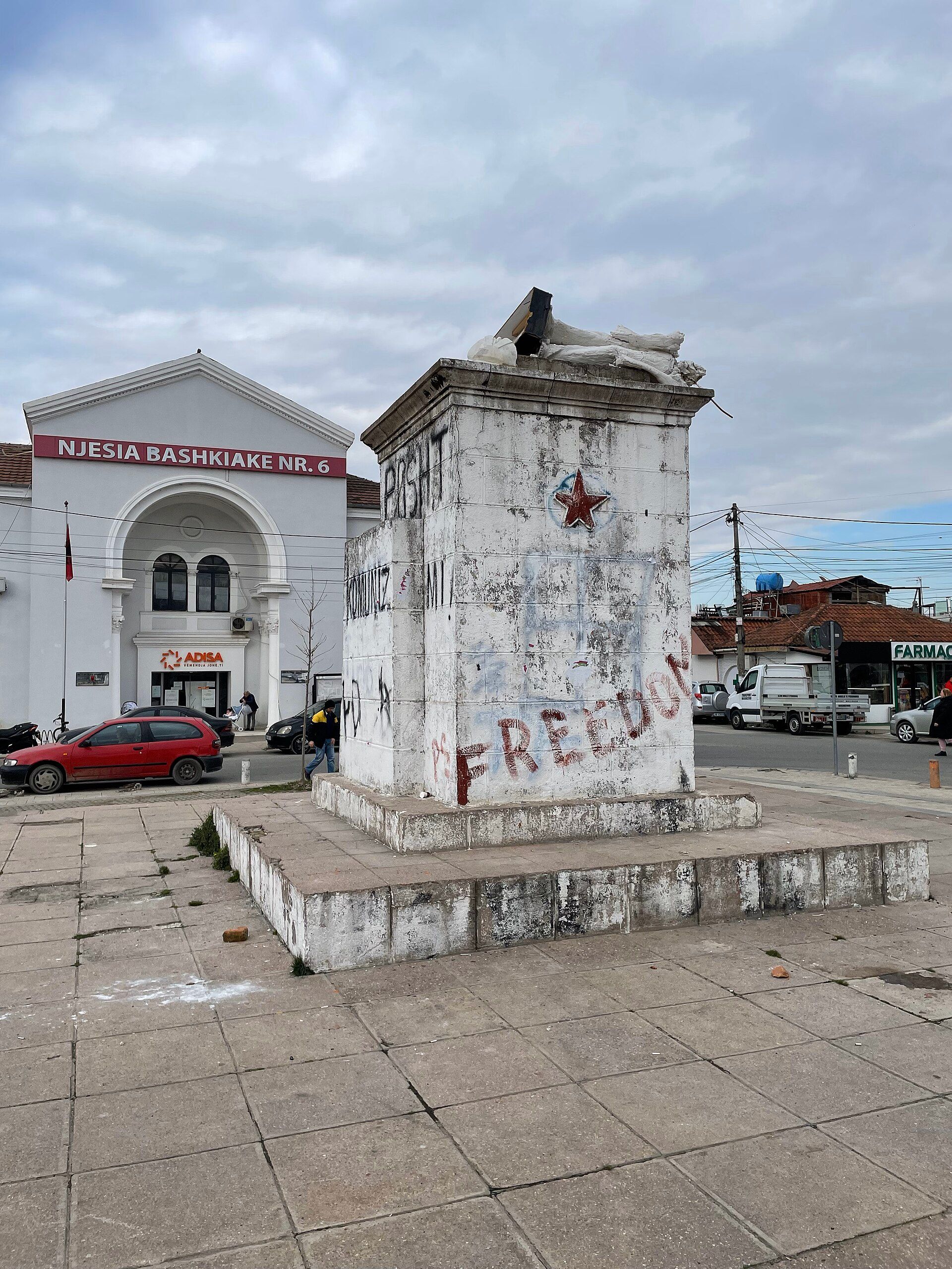 The old monument plinth on Plaza Garibaldi, Kombinat, in front of the municipal unit — Sapfan