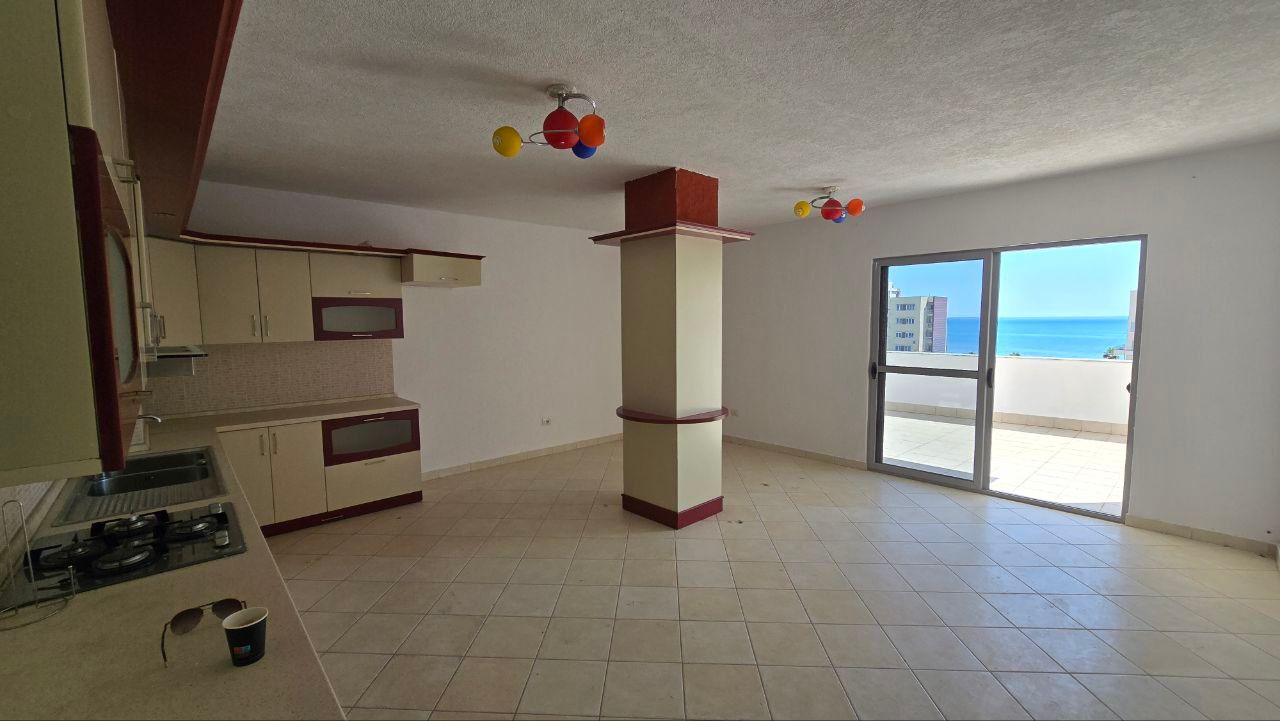 Apartament me tarracë të madhe dhe pamje deti