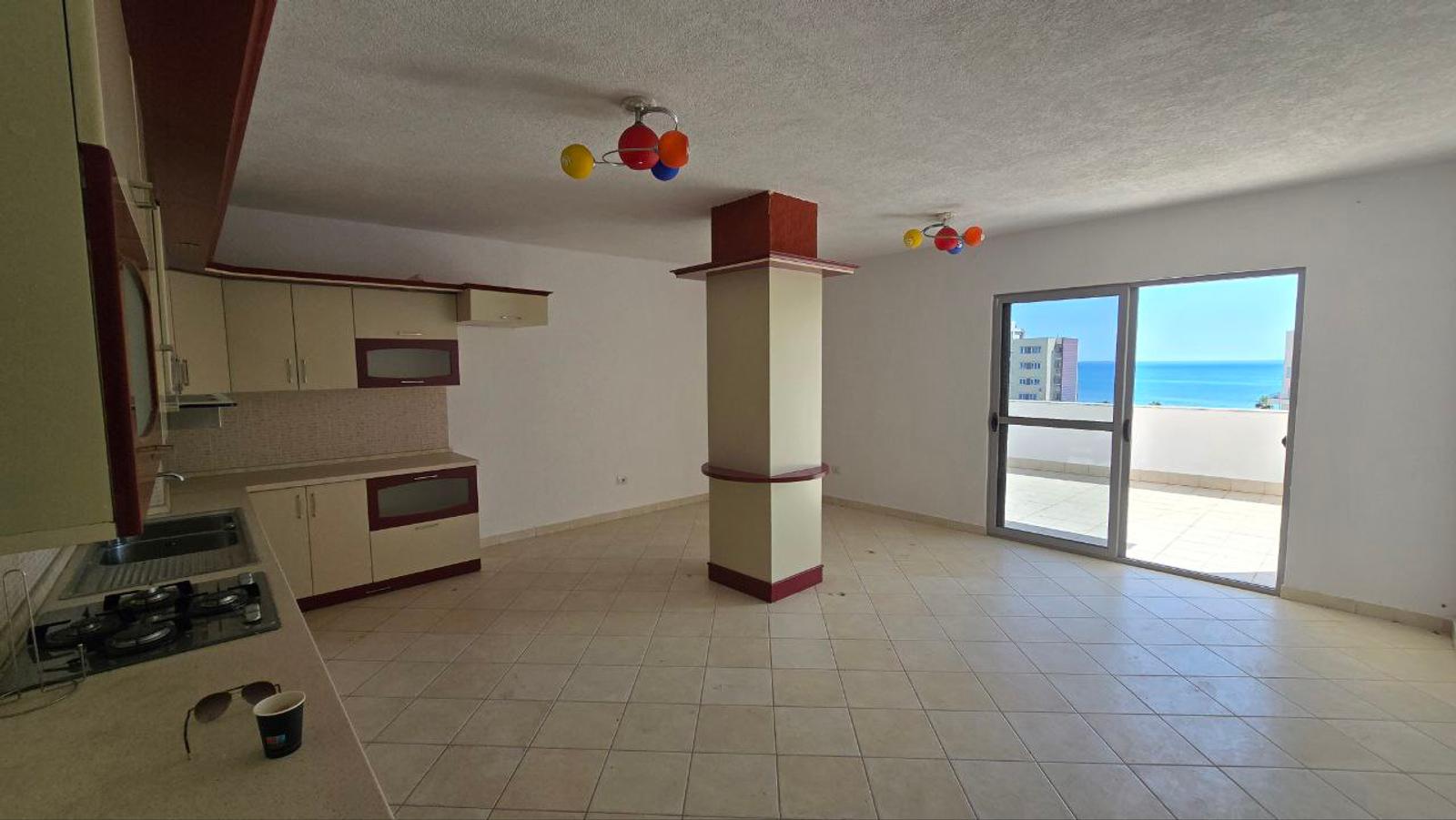 Apartament me tarracë të madhe dhe pamje deti, Plazhi, Durrësi