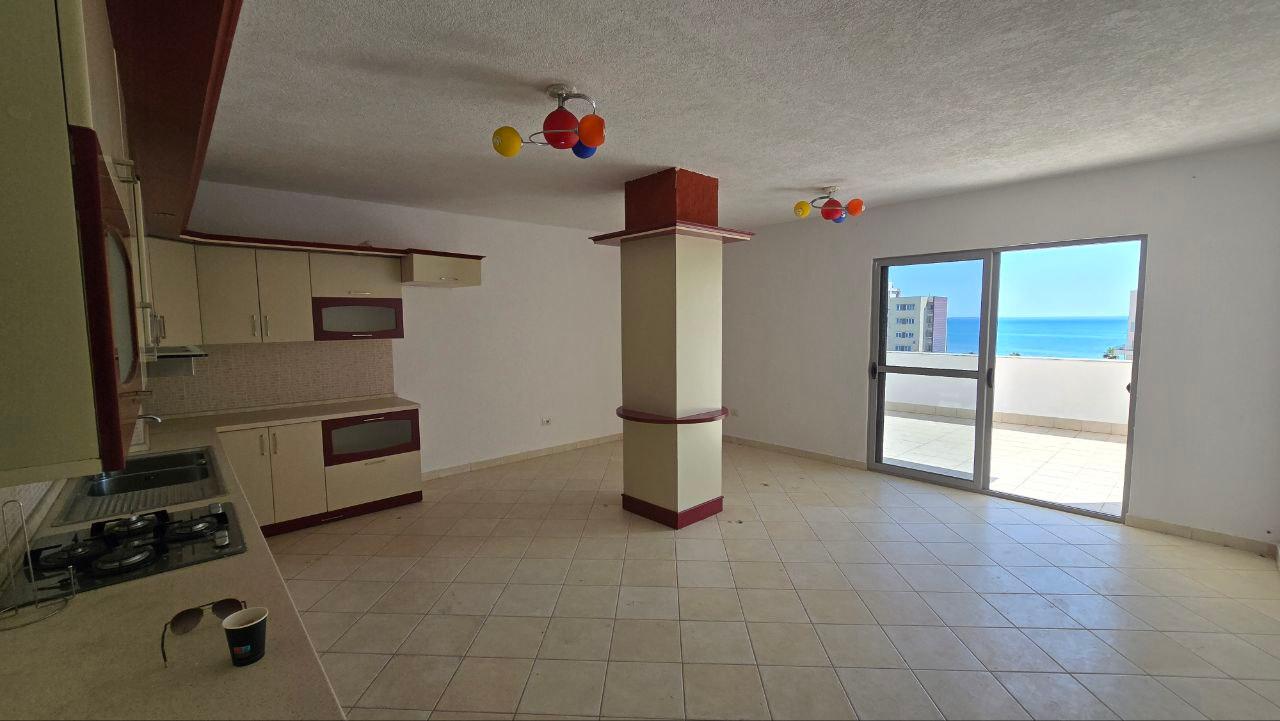 Apartament me tarracë të madhe dhe pamje deti, Plazhi, Durrësi