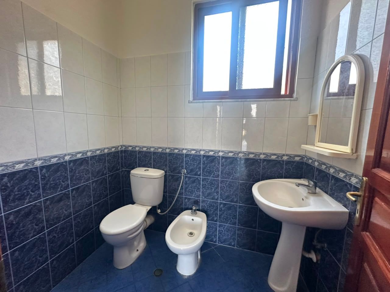 Shitet Vilë Private 3-Katëshe | Pranë Kryqit të Kuq, Durrës