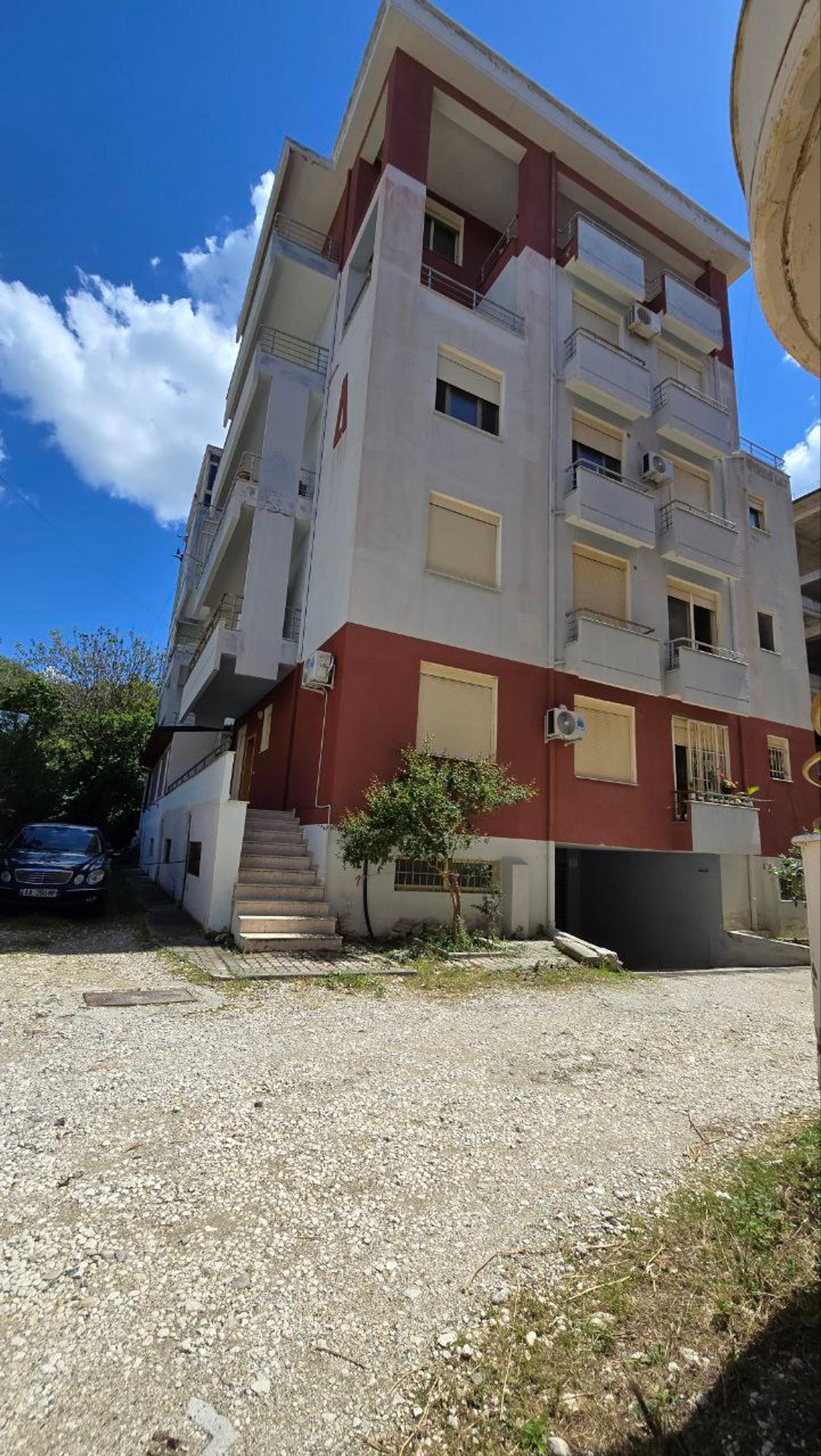 Apartament 1+1 mes malit dhe detit — Vlorë, Qendra, Vlora