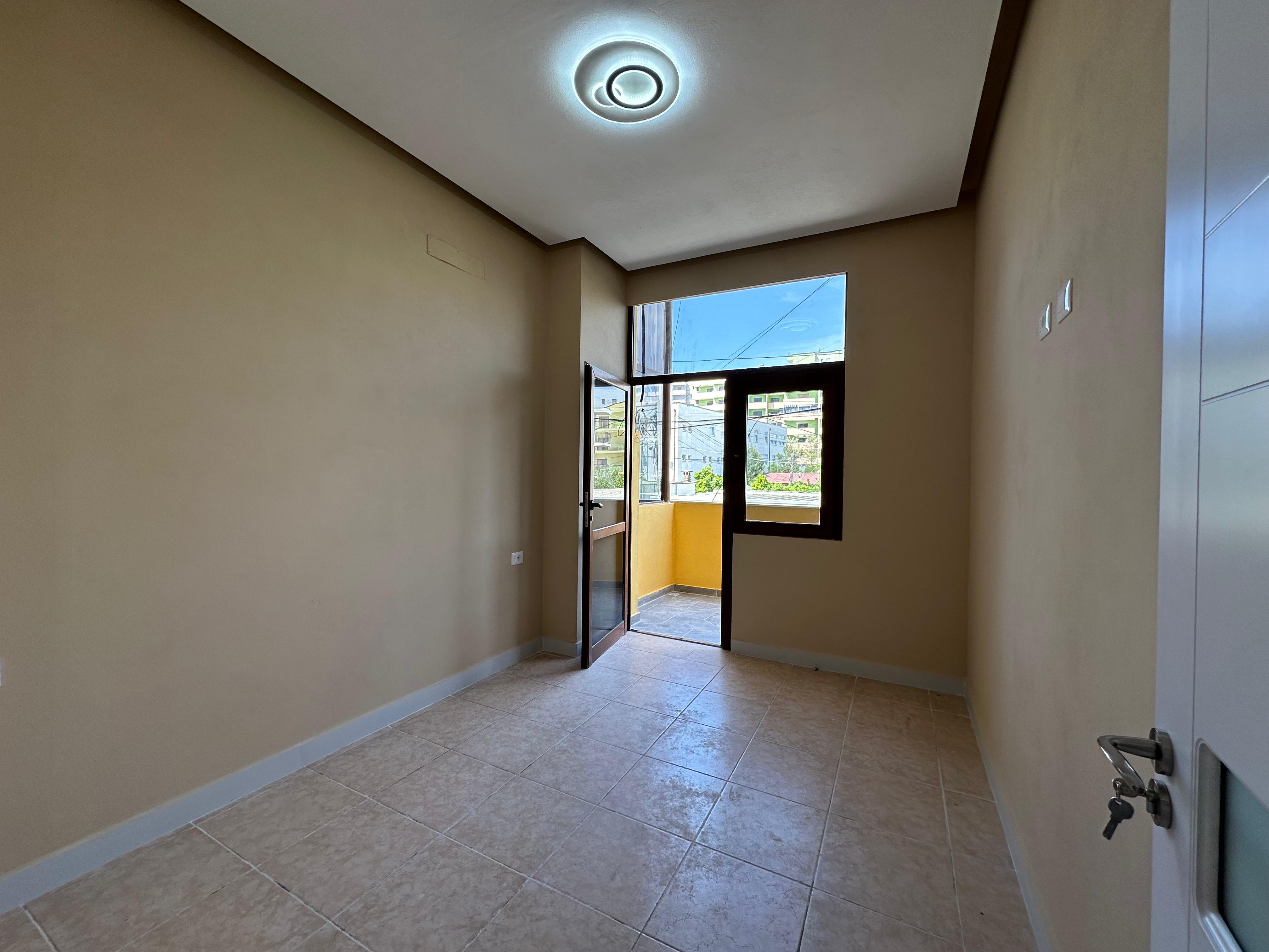 Shitet, Apartament 3+1, pranë Shkollës "Bajram Curri" Plazh.