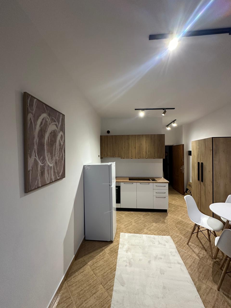 South-facing studio with lift, Shkëmbi i Kavajës