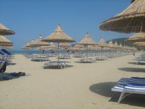 Straw umbrellas on the beach of Lalzi Bay (Gjiri i Lalzit), Durrës, Albania — landi61