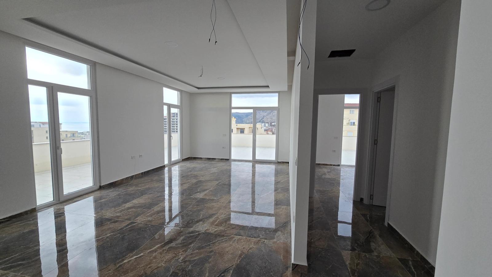Wohnung im obersten Stockwerk mit 256 m², 99 m² Terrasse und Meerblick — Shëngjin, Stadtzentrum