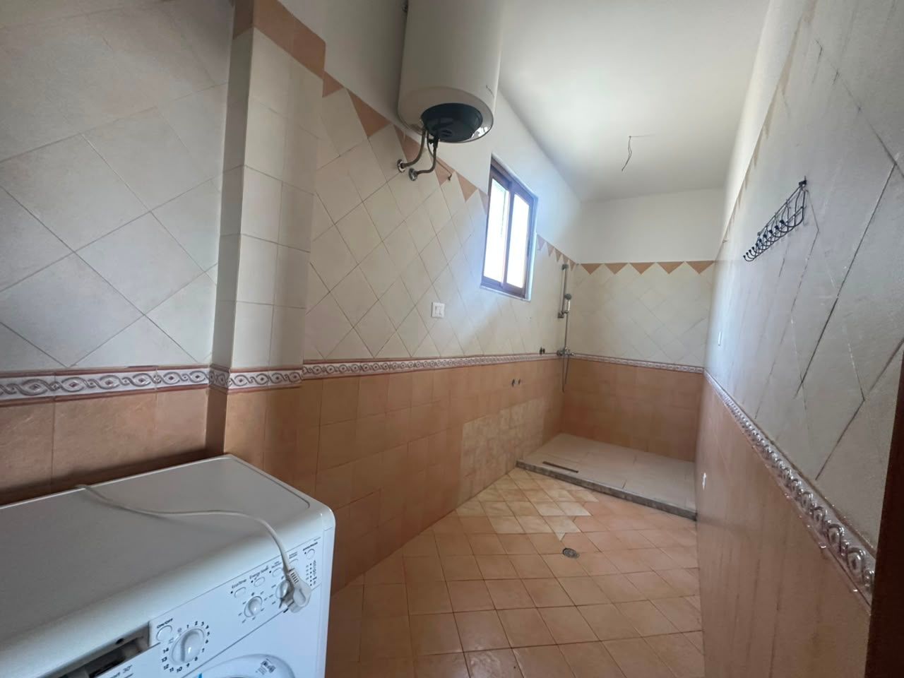 Shitet Vilë Private 3-Katëshe | Pranë Kryqit të Kuq, Durrës