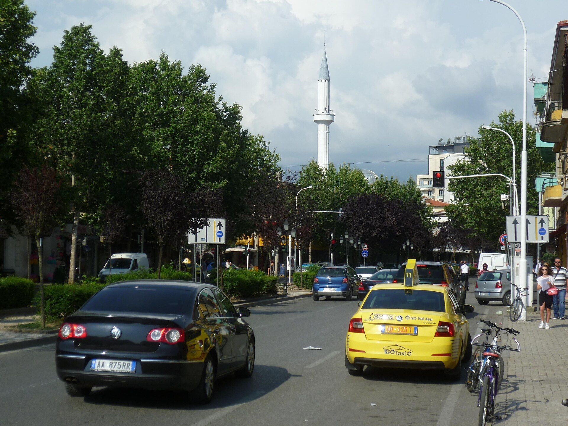 Rruga e Kavajës, Tirana, with the Dine Hoxha mosque minaret — Radosław Botev