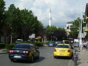 Rruga e Kavajës, Tirana, with the Dine Hoxha mosque minaret — Radosław Botev