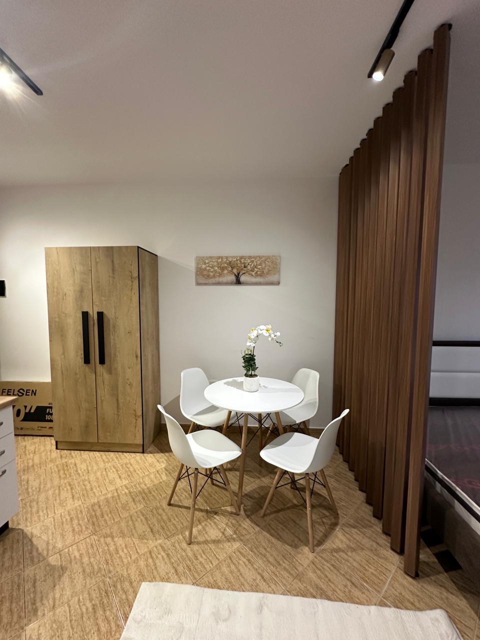 South-facing studio with lift, Shkëmbi i Kavajës