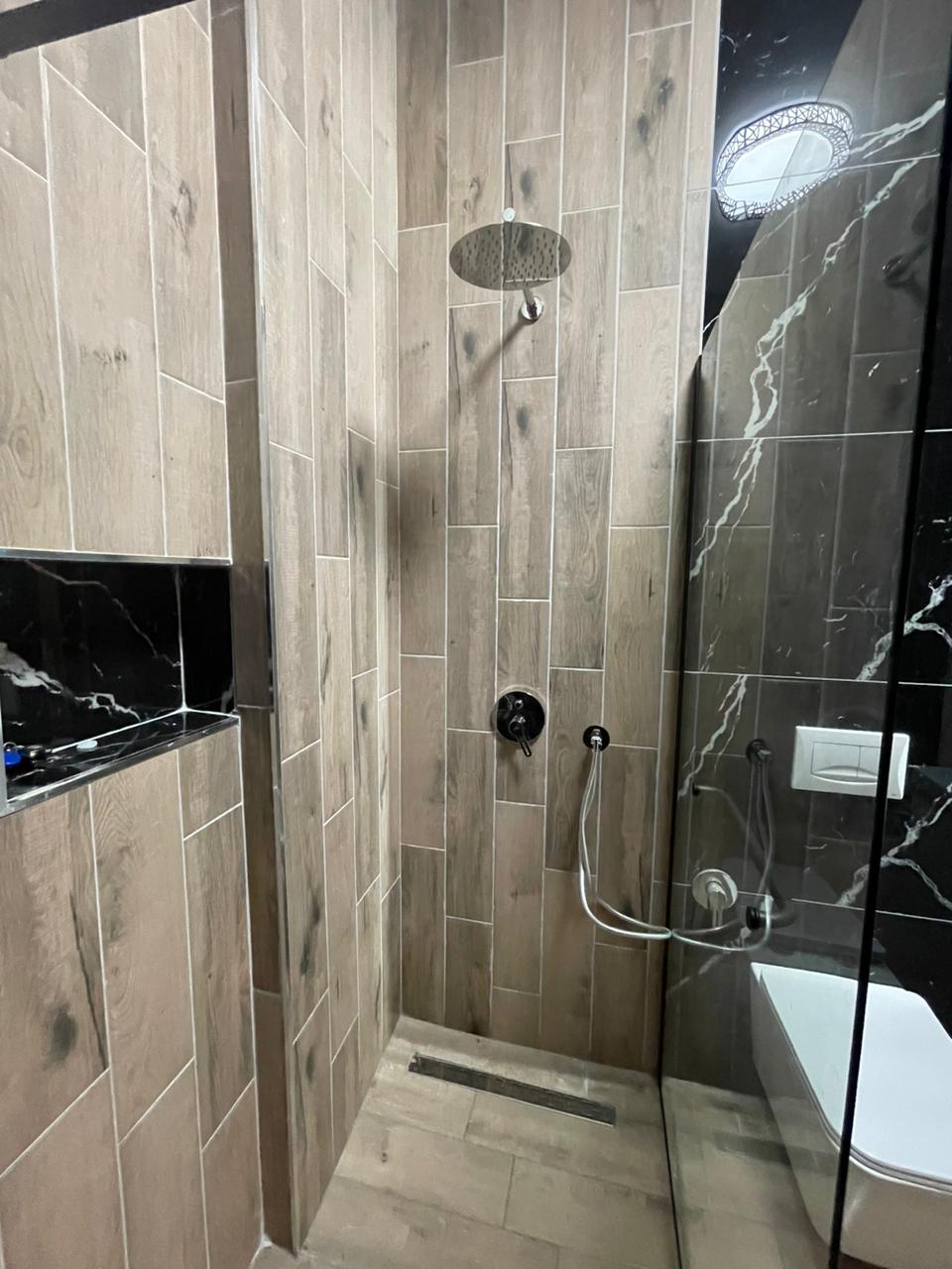 Shitet, Apartament 3+1, pranë Shkollës "Bajram Curri" Plazh.