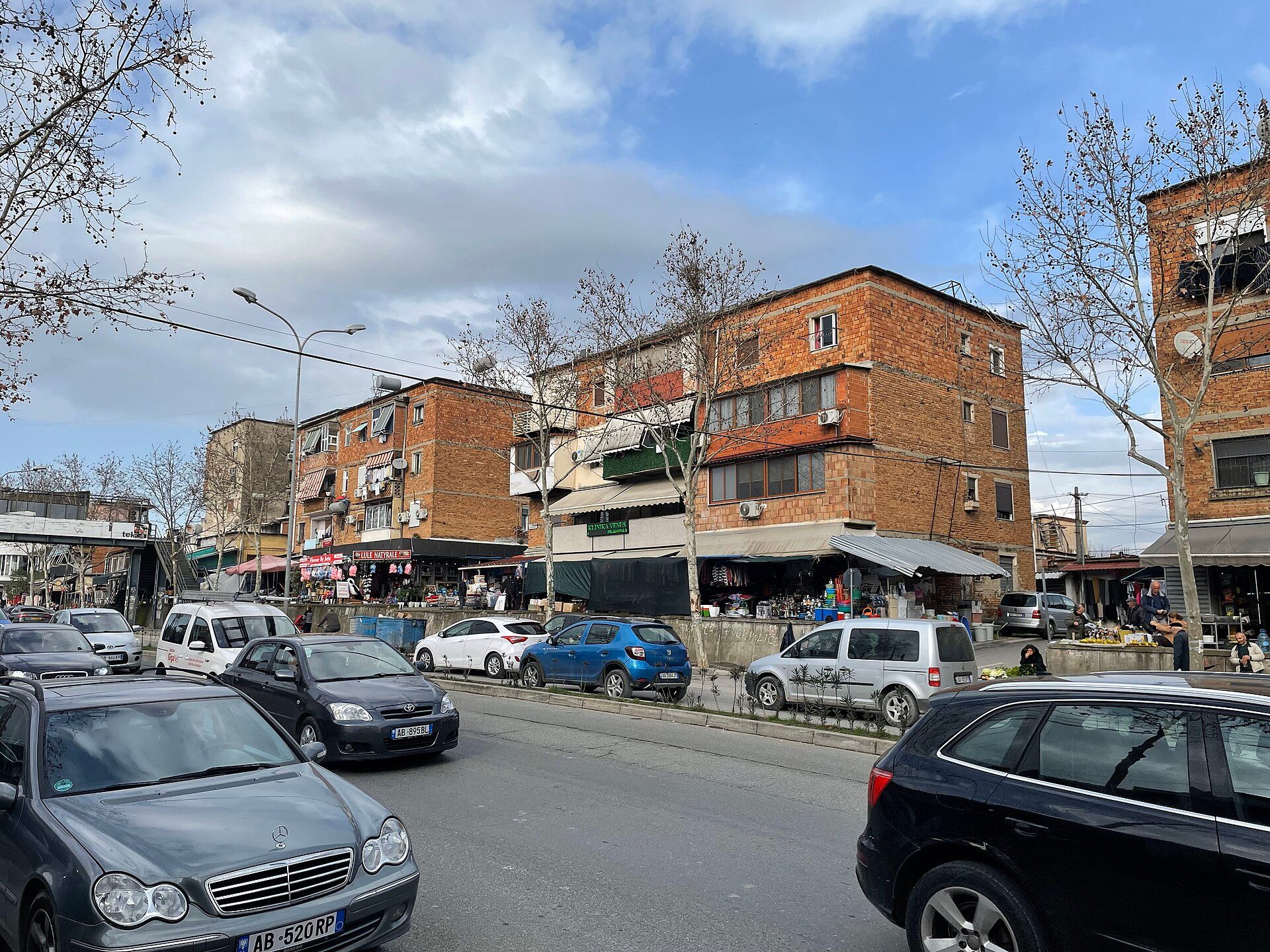 Shops and brick apartment blocks on Rruga e Shkodrës, Tirana — Sapfan