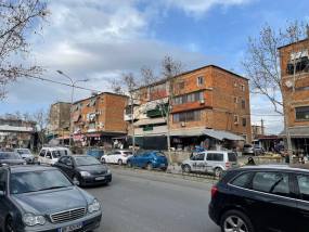 Shops and brick apartment blocks on Rruga e Shkodrës, Tirana — Sapfan