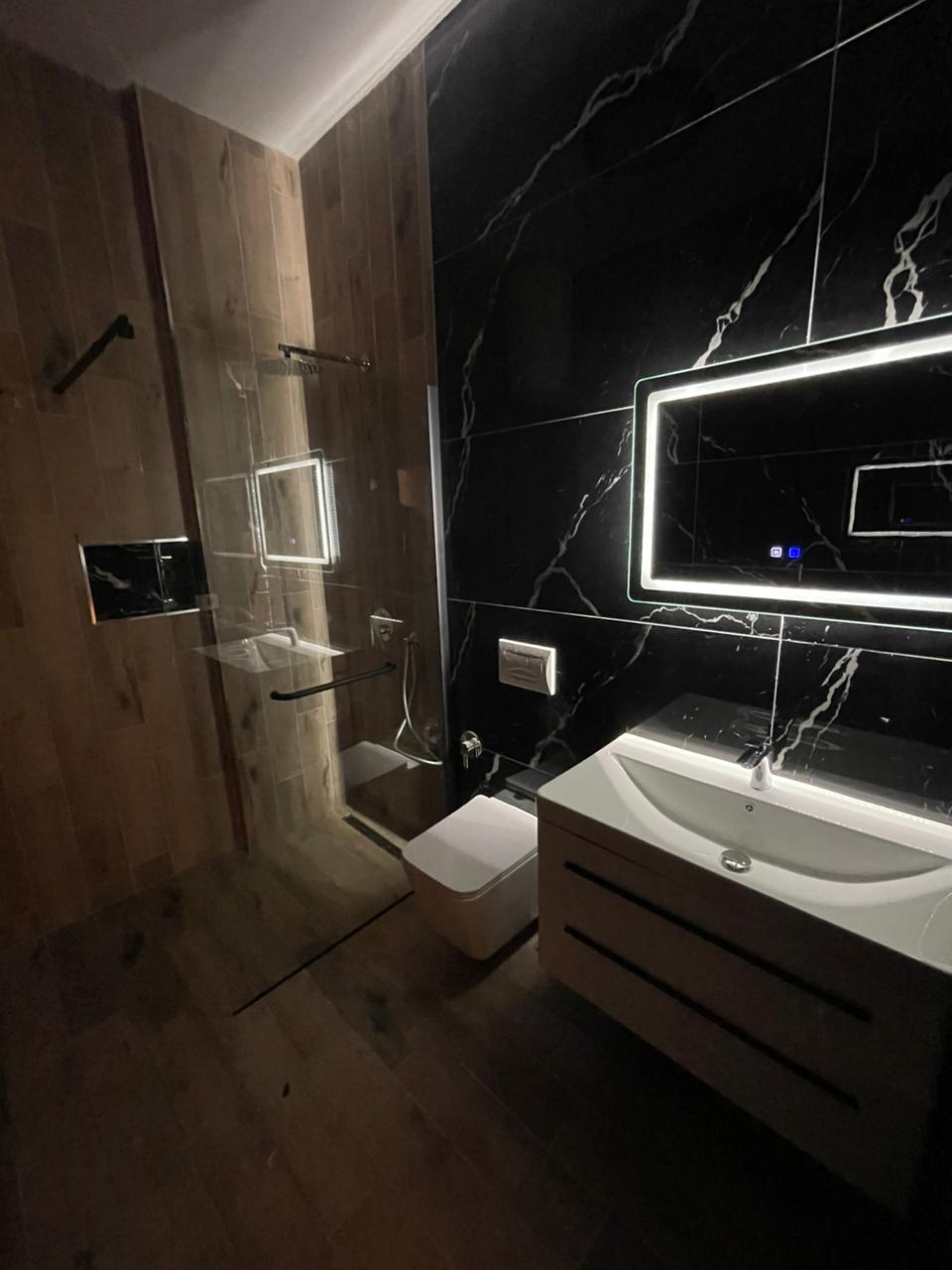 Shitet, Apartament 3+1, pranë Shkollës "Bajram Curri" Plazh.