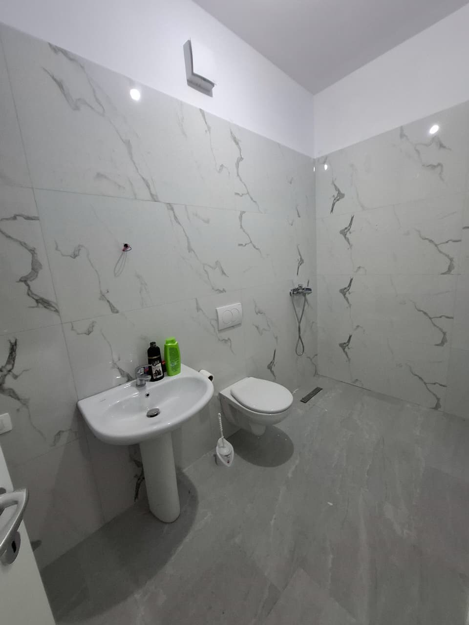 Shitet Apartament 1+1 | Pranë Shkollës "Bajram Curri", Plazh Durrës