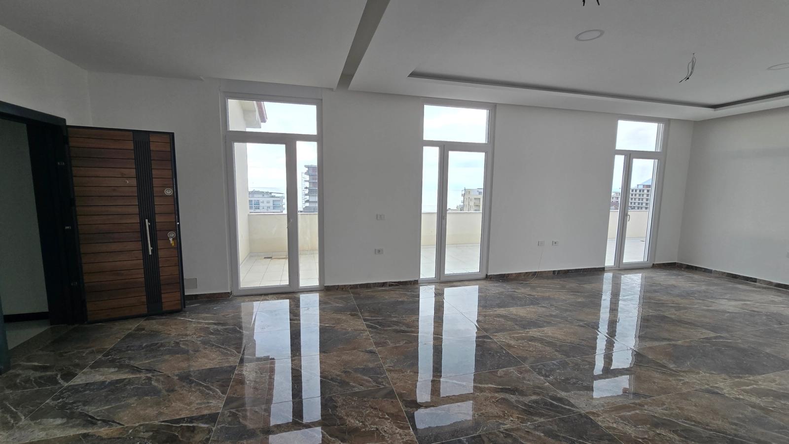 Wohnung im obersten Stockwerk mit 256 m², 99 m² Terrasse und Meerblick — Shëngjin, Stadtzentrum