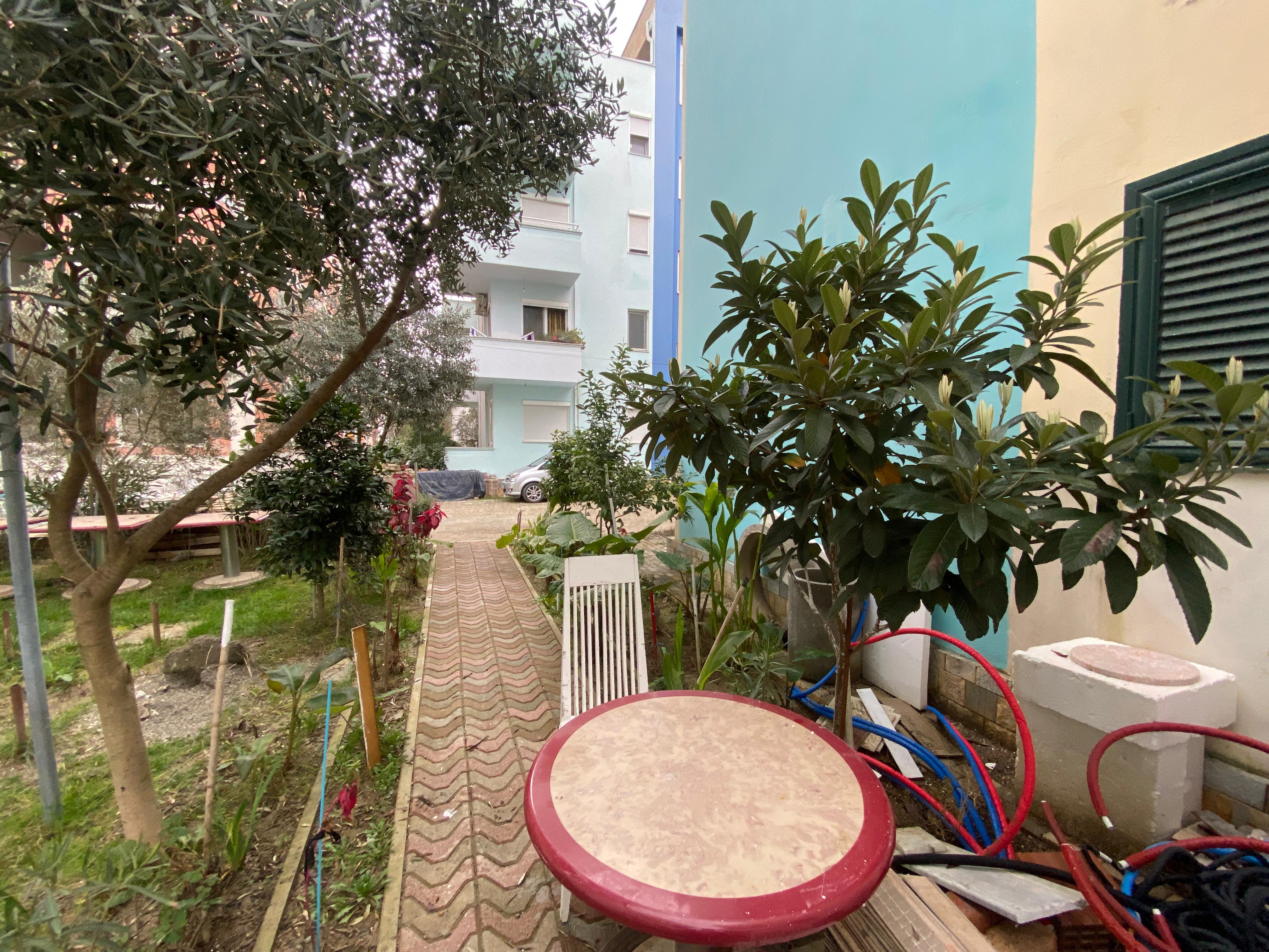 Shitet Apartament 2+1+2 me Oborr | Liburna, Golem, Durrës