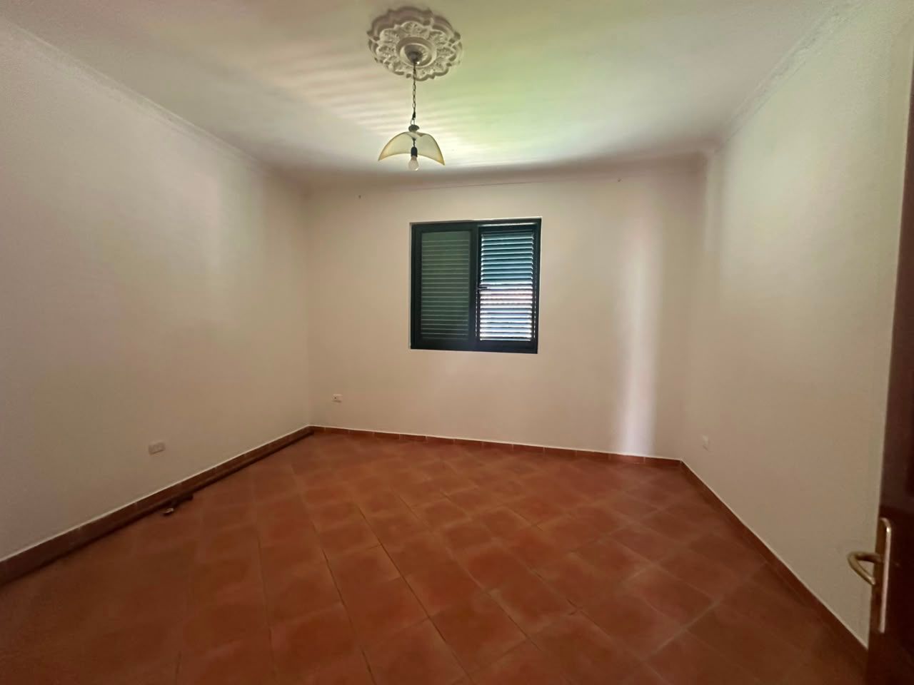 Shitet Vilë Private 3-Katëshe | Pranë Kryqit të Kuq, Durrës