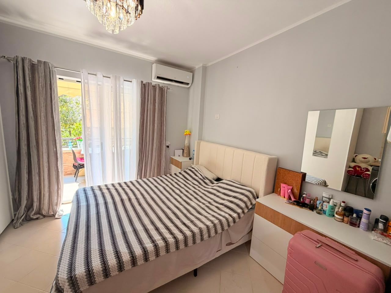 Studio on the second floor, Shkëmbi i Kavajës