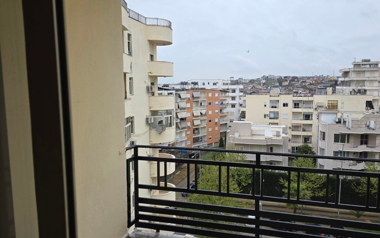 Apartament 2+1 pranë detit me rinovim të ri, lagjja Plazh
