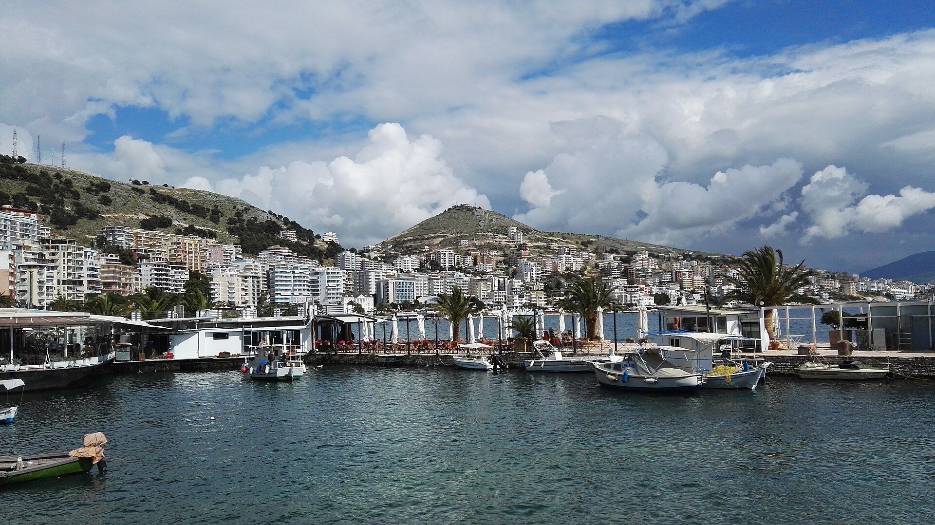 Boats in the harbour of Sarandë with the town rising behind, Albania — Z thomas