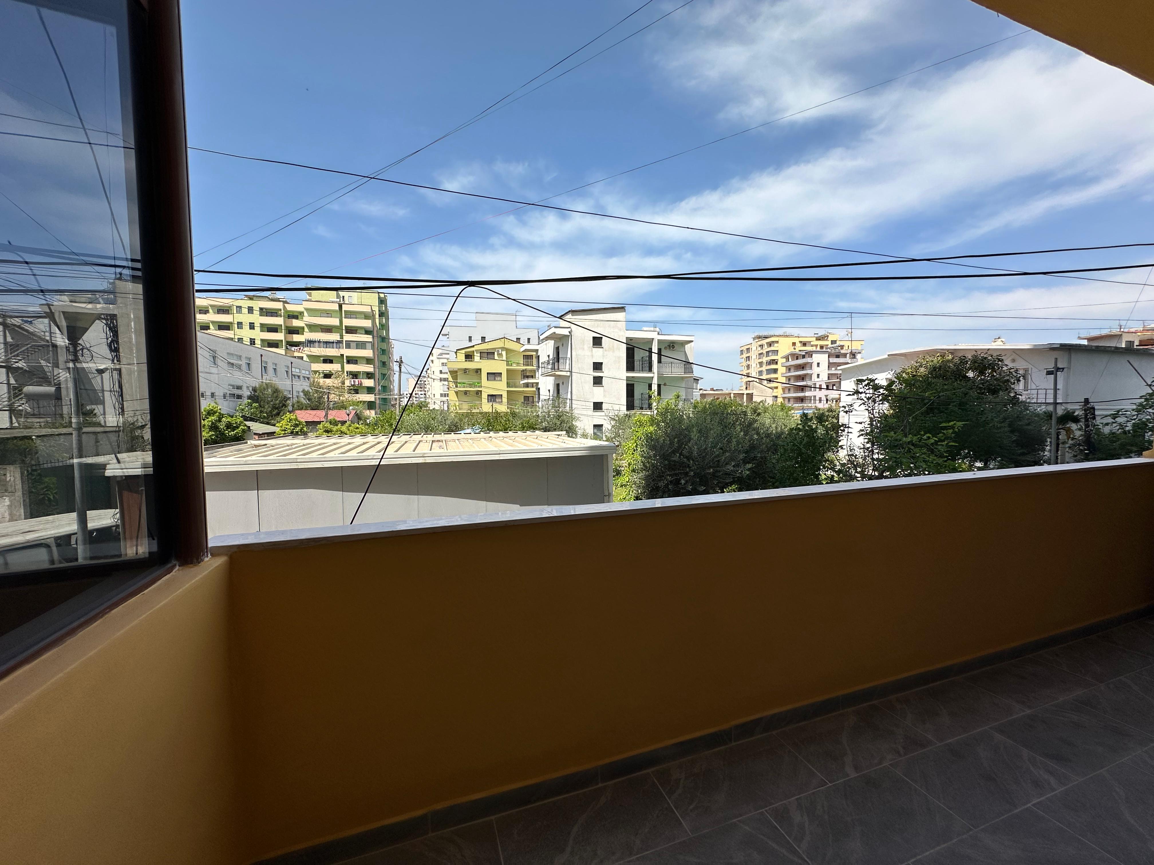Shitet, Apartament 3+1, pranë Shkollës "Bajram Curri" Plazh.