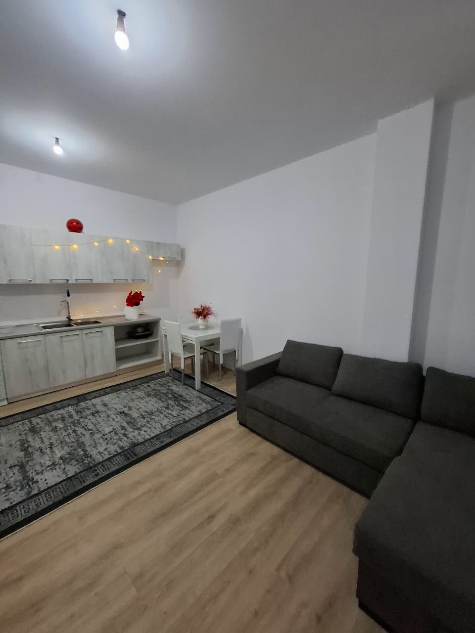 Shitet Apartament 1+1 | Pranë Shkollës "Bajram Curri", Plazh Durrës