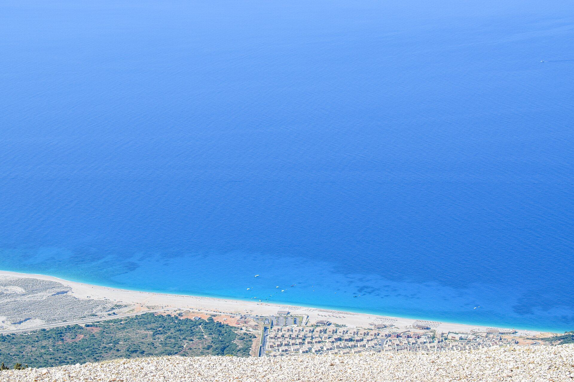 Palasa beach and the new resort seen from the Llogara Pass, Albania — Liridon