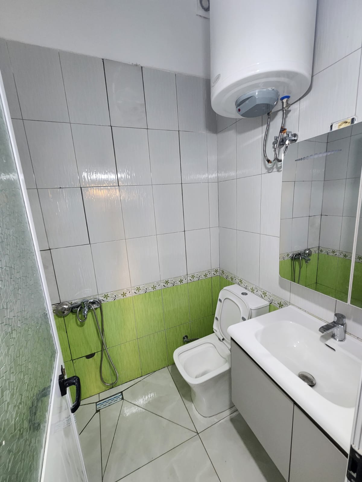 Shitet Apartament 1+1 | Pranë Shkollës "Bajram Curri", Plazh, Durrës.
