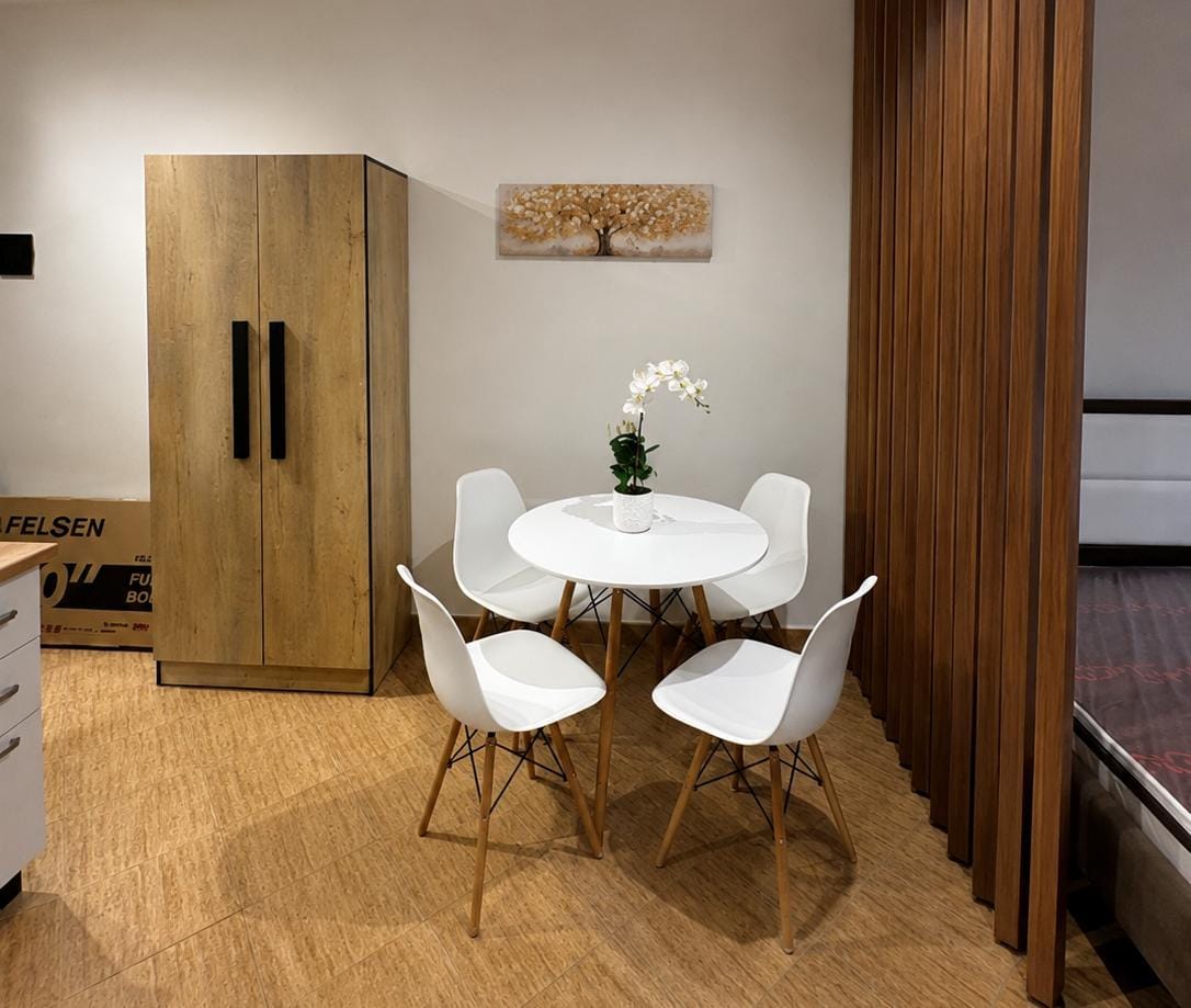 South-facing studio with lift, Shkëmbi i Kavajës