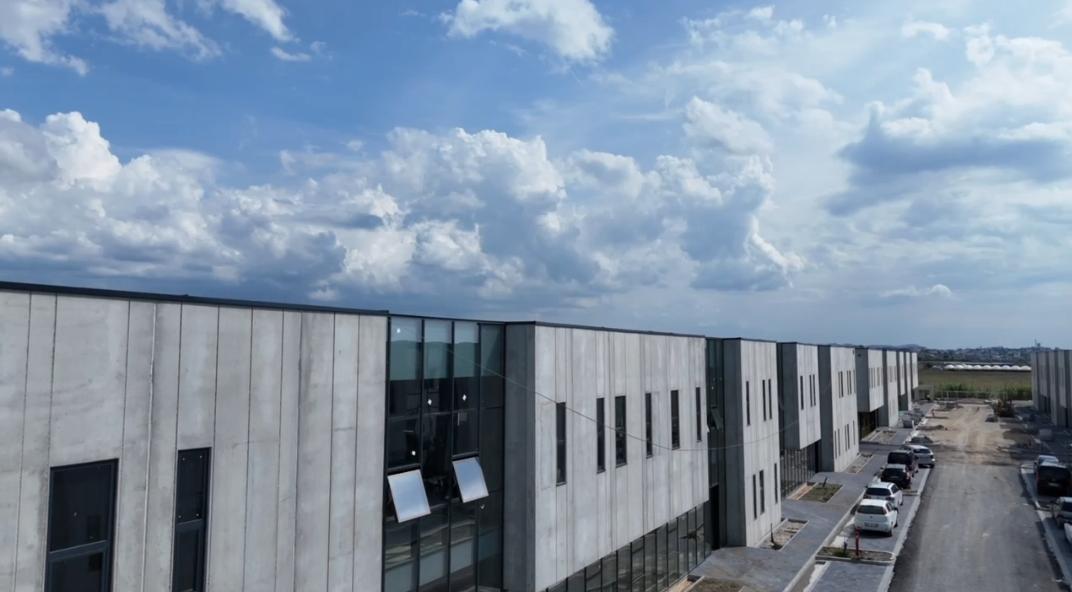 Shitet / Jepet me Qira Kapanon + Zyra | Investim Industrial | Sektor Rinia, Durrës