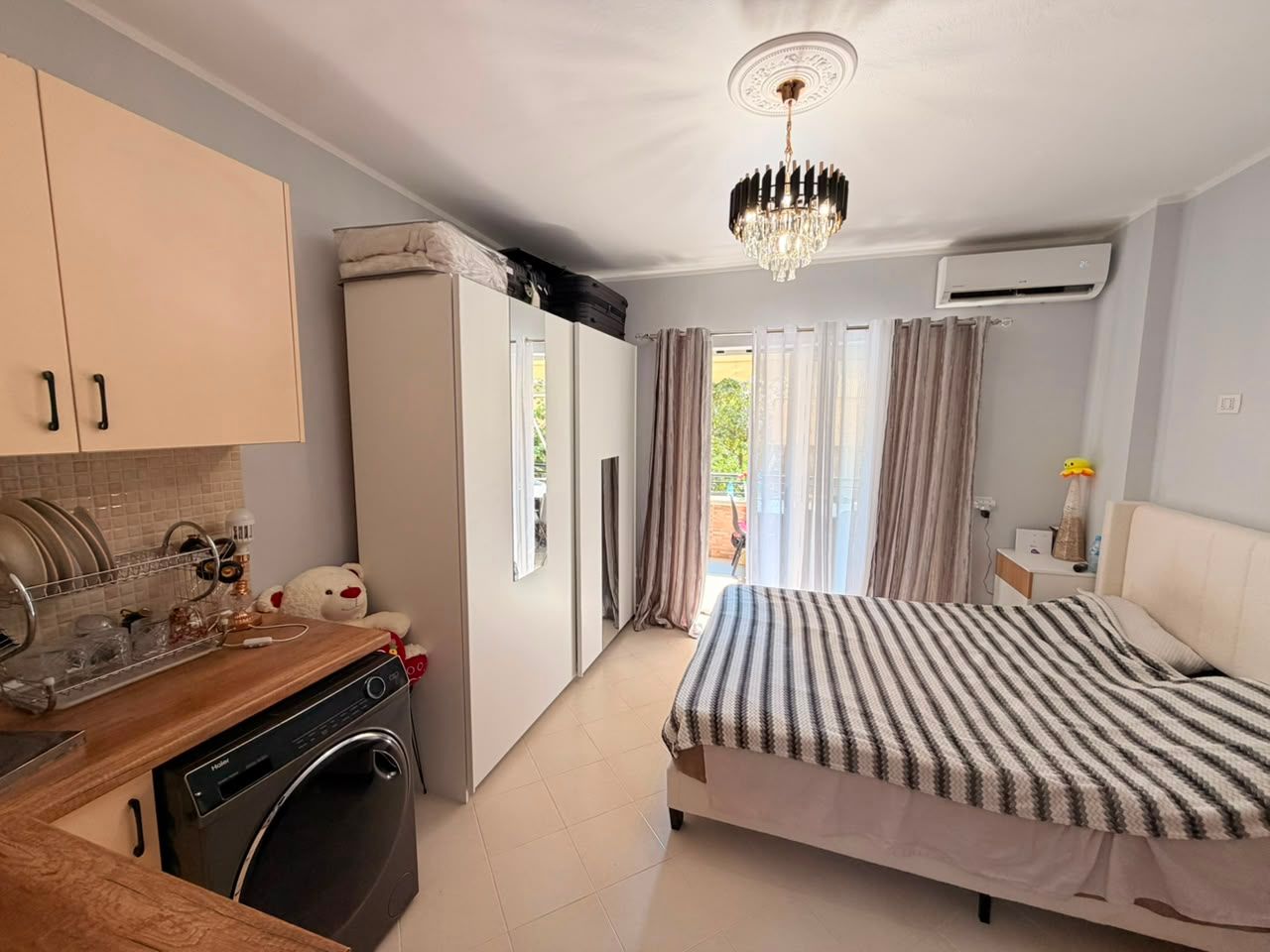 Studio on the second floor, Shkëmbi i Kavajës
