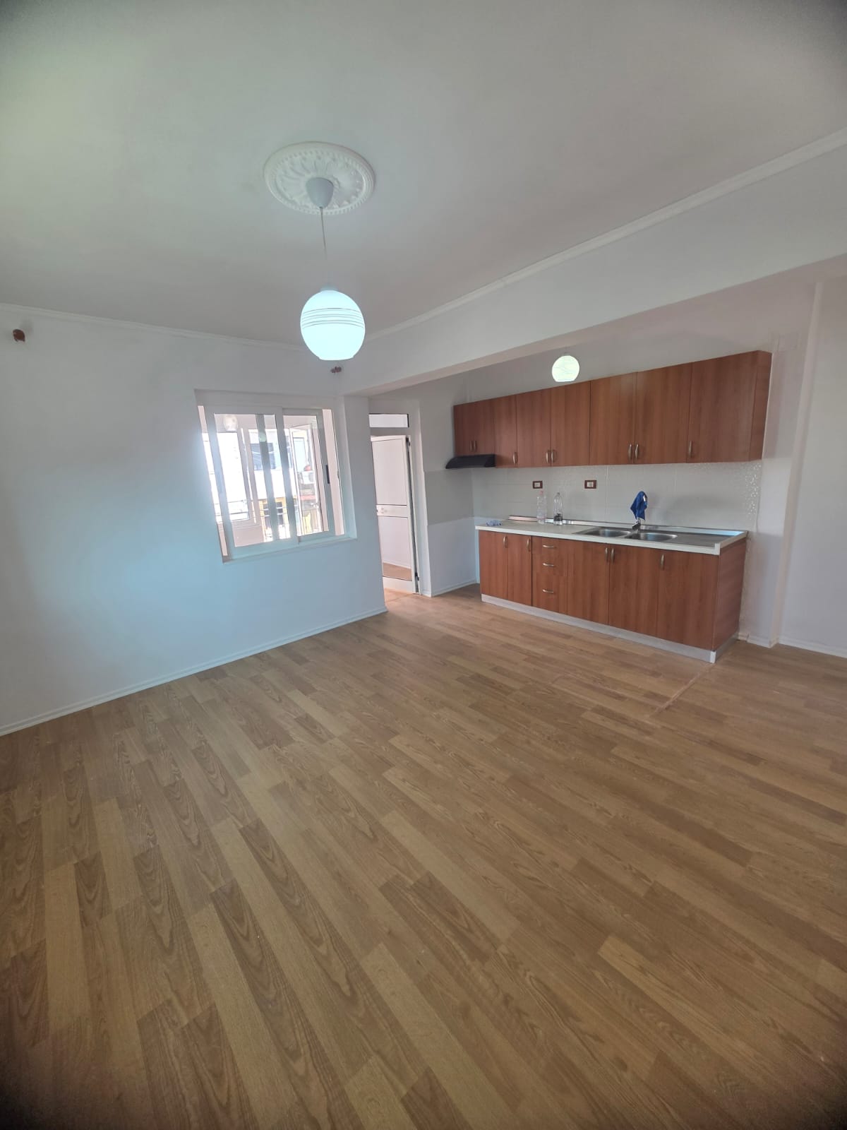 Appartamento 2+1 con balcone vicino all'ospedale, Durazzo