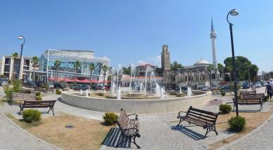 Democracy Square in Kavajë with the fountain, the clock tower and the Kubelie Mosque — Pasztilla aka Attila Terbócs