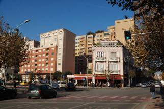 Apartment blocks and a corner café in central Tirana — Albinfo