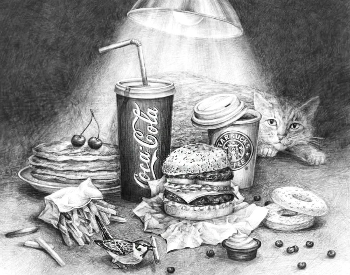 Gedetailleerde potloodtekening van een stilleven: een hamburger, friet, een stapel pannenkoeken met kersen, een colabeker, een koffie to go, een donut en een dipsaus, met een mus op de voorgrond en een kat die erachter tevoorschijn kijkt.