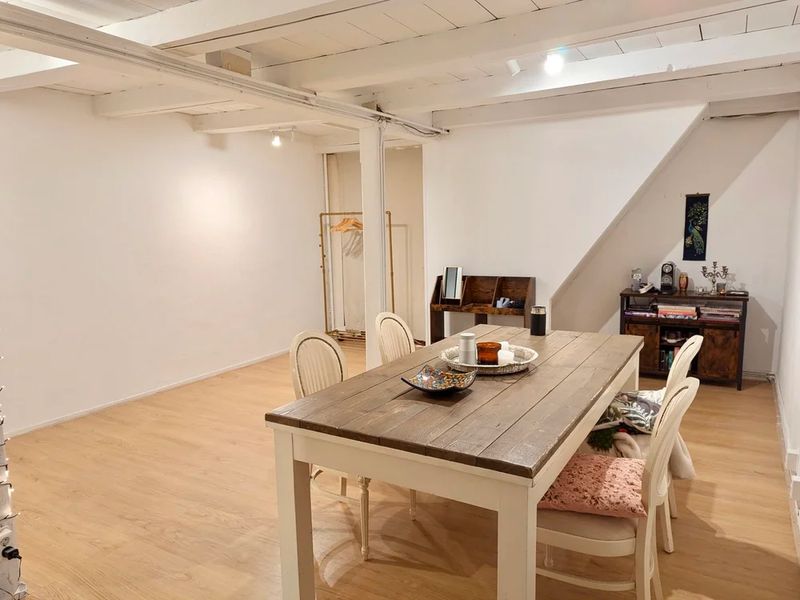 Bright 35 m² creative studio on the first floor with a large table, chairs and flexible layout for workshops or meetings